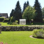 Blick auf Baugrundstück Beginn hinter Mauer