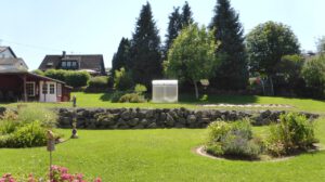 Blick auf Baugrundstück Beginn hinter Mauer