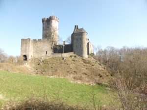 Kasselburg gegenüber dem Objekt