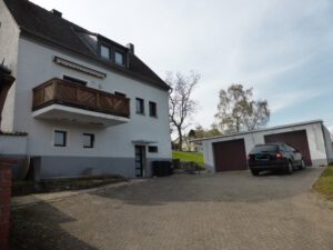 Hofeinfahrt Garage u. Stellplatz