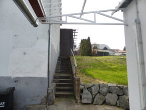 Treppe von Garage zur Terrasse