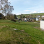Wiese mit Garage