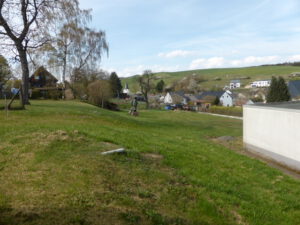 Wiese mit Garage