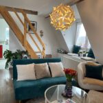 Wohnzimmer m. Treppe zum SZ