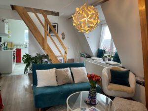 Wohnzimmer m. Treppe zum SZ