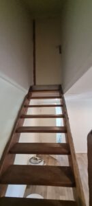 Holztreppe ins Untergeschoß