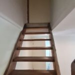 Holztreppe ins Untergeschoß