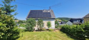 Gartenansicht Eingang PV-Anlage
