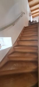 Holztreppe zur Galerie