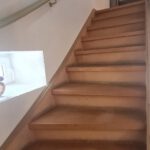Holztreppe zur Galerie