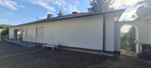 Front mit Rampe Zugang zum Garten
